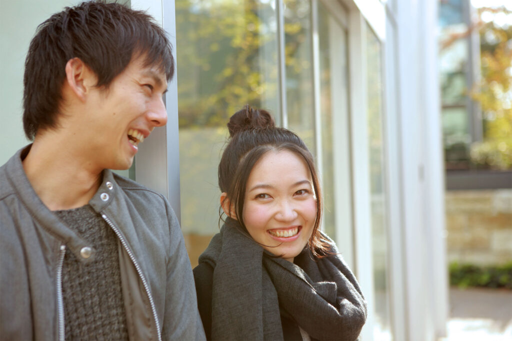 笑顔の男女